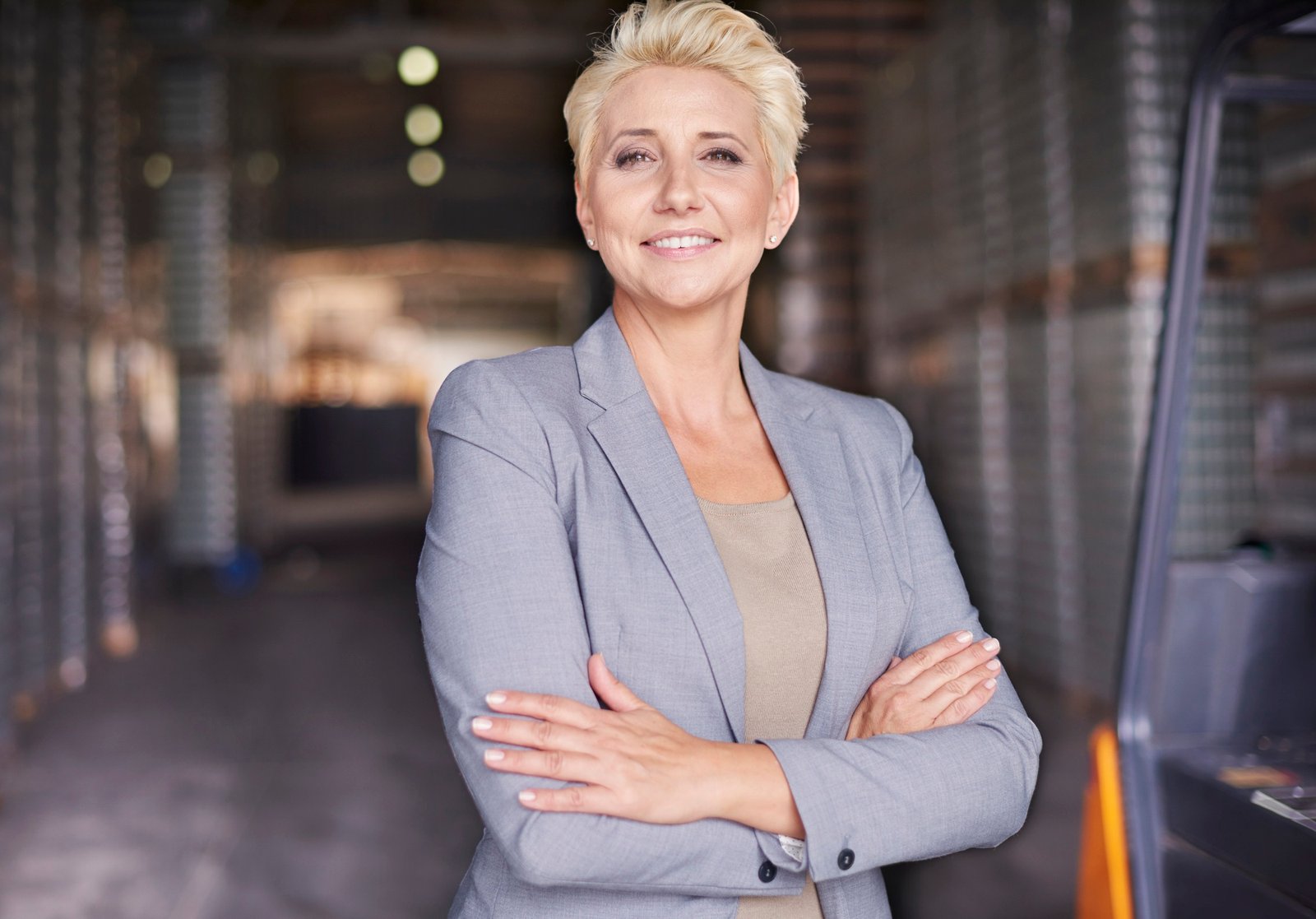 http://img.b2bpic.net/free-photo/businesswoman-working-warehouse_329181-12811.jpg