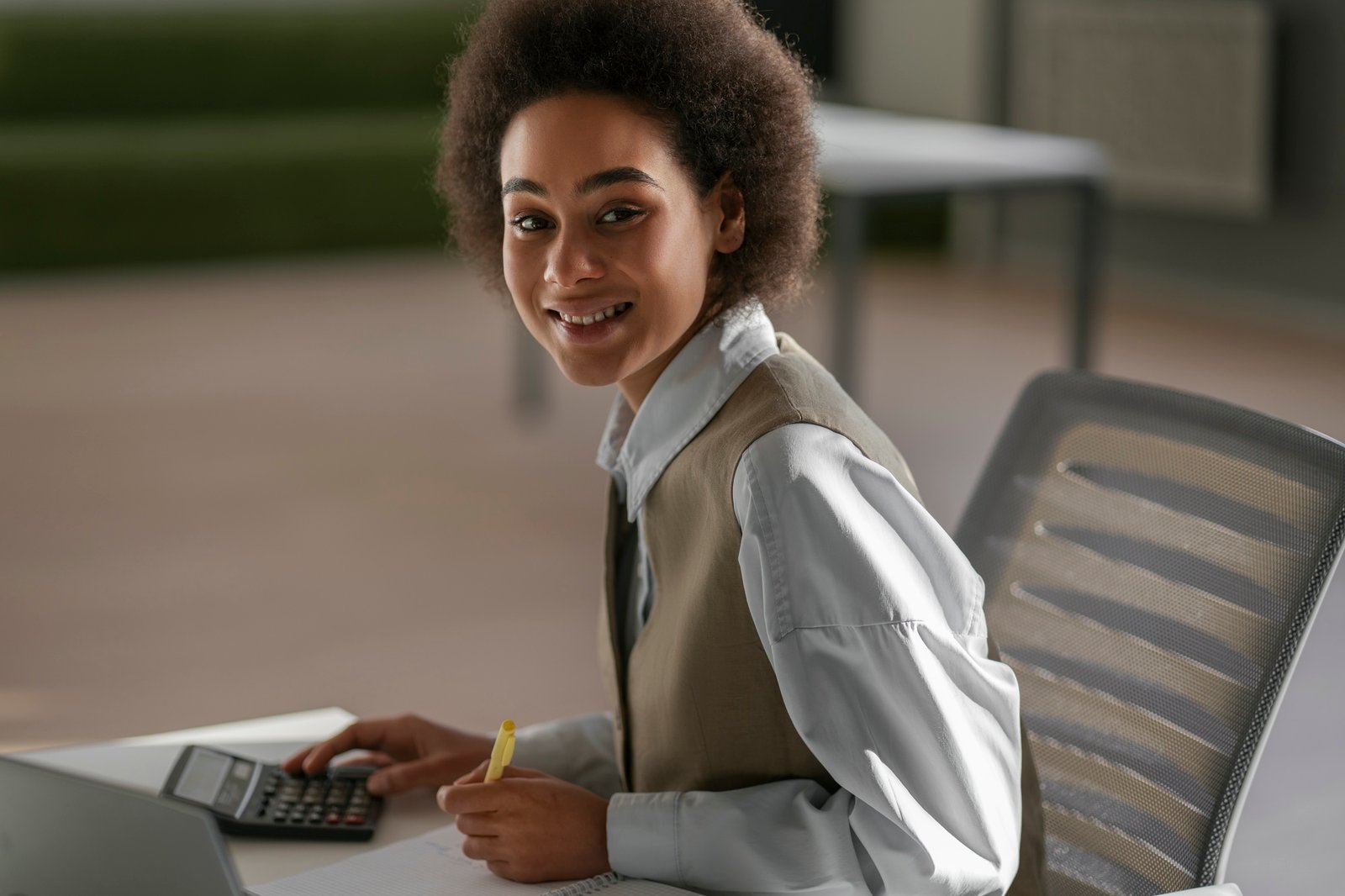 http://img.b2bpic.net/free-photo/medium-shot-female-economist-working-office_23-2150167270.jpg